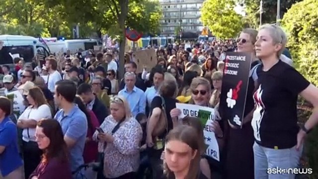 In migliaia protestano a Varsavia per il diritto all'aborto