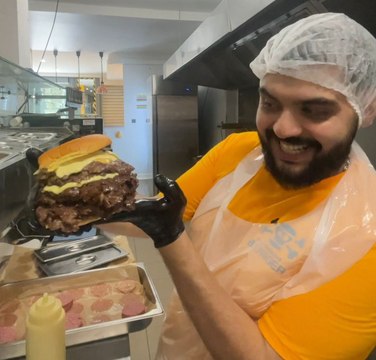 Lyon. Ce restaurant ouvre avec des burgers géants composés de 10 steaks : Allez-vous assumer ?