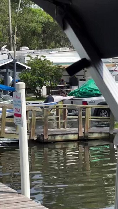Homme tente de tracter un bateau avec son corps