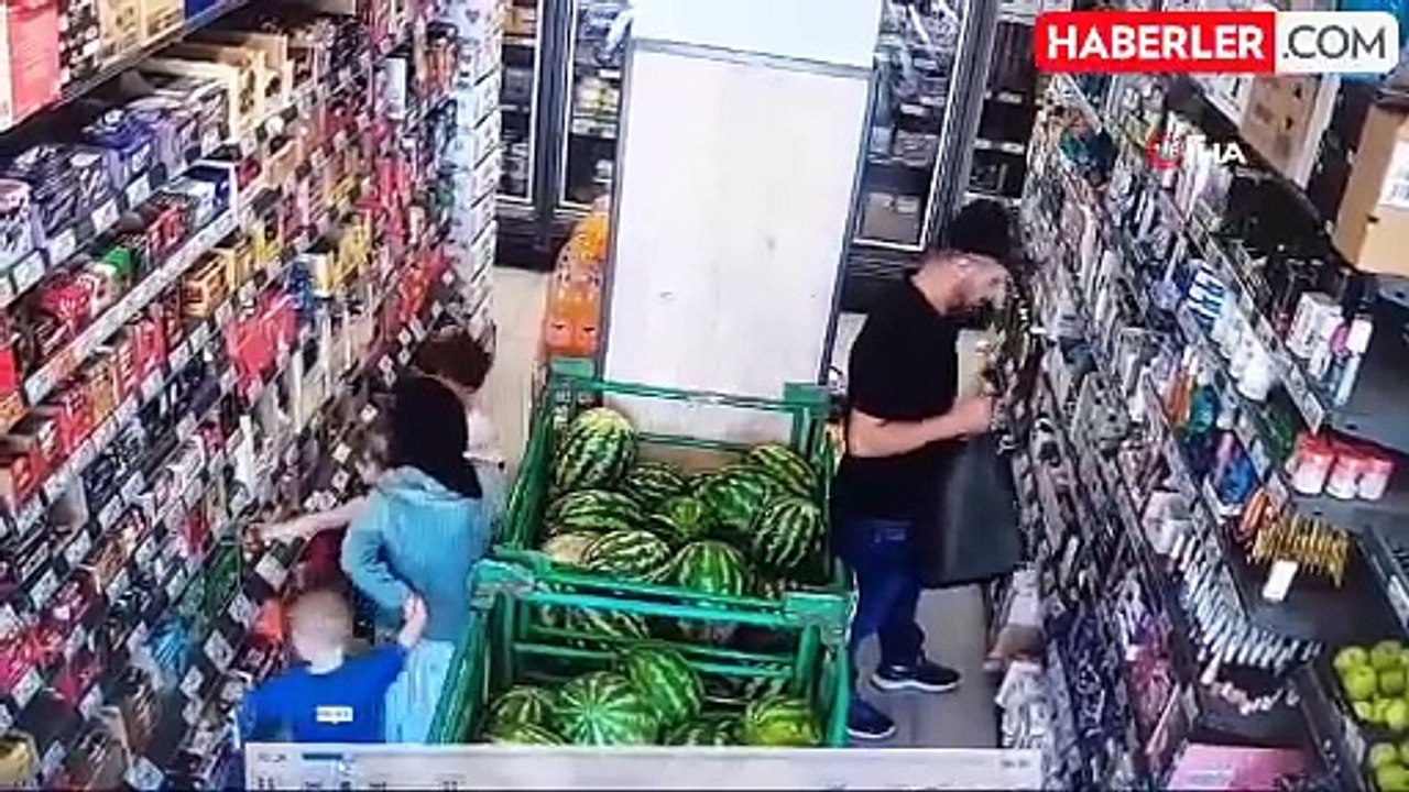 İstanbul'da Deodorant Çalan Hırsız Kamerada