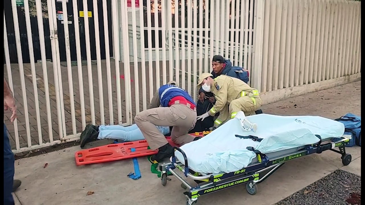 Após colisão, motorista perde o controle da direção e atropela mulher na calçada