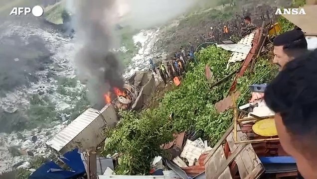 Aereo si schianta in Nepal: 18 morti, salvo solo il pilota