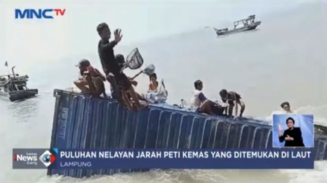 Puluhan Nelayan Jarah Peti Kemas yang Ditemukan di Laut