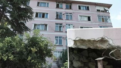 Bahçelievler'de yüzlerce kişinin oturduğu sitede binaların cephesinde çatlak, zemininde boşluk oluştu
