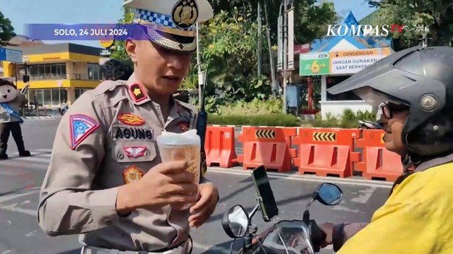Operasi Patuh Candi di Solo, Polisi Bagikan Es Teh Gratis ke Pengendara