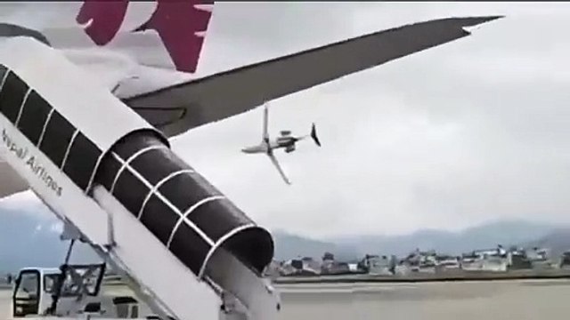 Nepal’in başkenti Kathmandu’da bir uçak, kalkış esnasında yere çakıldı