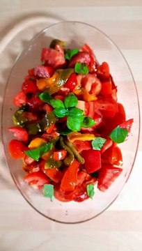 Riscoprite i gusti freschi con ricetta estiva di cetrioli, pomodori, peperoni con un tocco di feta