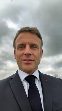 Crise politique, absence de nouveau Premier Ministre, retrait de fréquences... Et pendant ce temps, Emmanuel Macron fait des selfies devant la Tour Eiffel, pour expliquer que tout est prêt pour les JO
