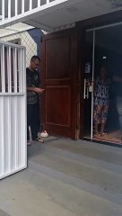 VÍDEO: Mãe de Aisha Vitória é amparada por familiares após missa para velar o corpo da criança  