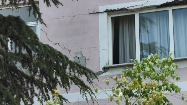 İstanbul'da yüzlerce kişinin yaşadığı sitede korkutan çatlaklar