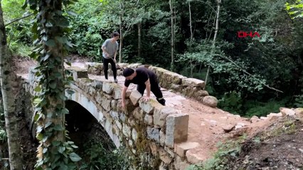 Baba-kız, sarmaşık ve otlardan temizledikleri 1,5 asırlık kemer köprüyü ortaya çıkardı