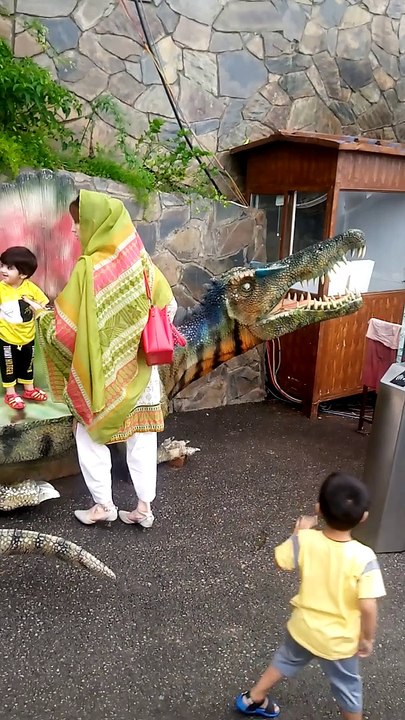 Dino Handing