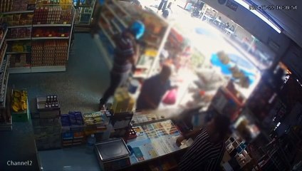 骑士超市购买充值卡后被骗，店员谎称去摩哆拿钱竟溜走😠