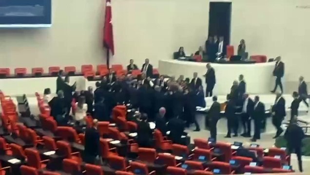 TBMM Genel Kurulu’ndaki yumruklu kavga kamerada