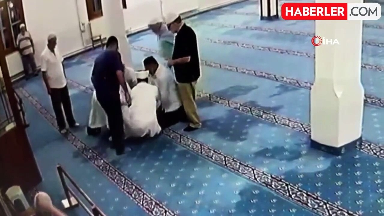 İmam camide kendine bıçakla zarar vermeye çalışan şahsa böyle engel oldu