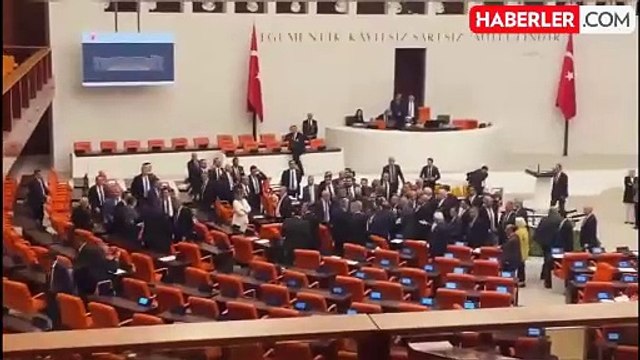 TBMM'de ortalık savaş alanına döndü! AK Partili Karaismailoğlu, DEM Parti'li Bozan'a yumruk attı