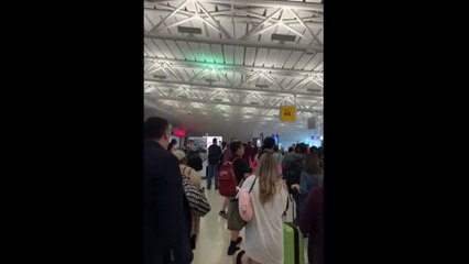 뉴욕 JFK 공항 터미널 에스컬레이터 화재로 한때 대피 / YTN