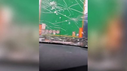 Paura sull'autostrada: la grandine è così forte che rompe il parabrezza