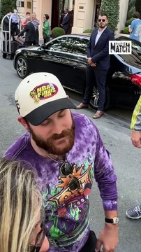 Le fils de Céline Dion, René-Charles Angélil, se prête au jeu des selfies à Paris