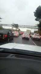 Acidente deixa trânsito congestionado na Avenida Paralela