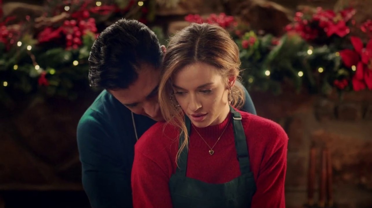 When Natalie learns her cousin Francesca must cancel the Christmas Eve opening of her new Italian restaurant, Natalie's heart goes out to all of the guests HD ( Comedy )