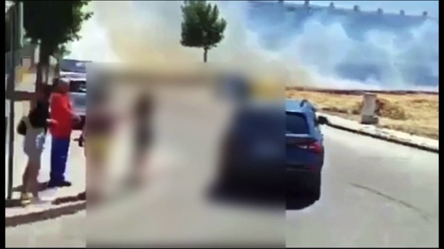 Un coche atraviesa el humo de un incendio en Loeches y choca contra un camión de Bomberos