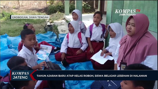 Tahun Ajaran Baru Atap Kelas Roboh, Siswa Belajar Lesehan di Halaman