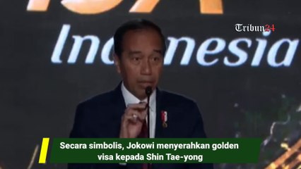 Secara simbolis, Jokowi menyerahkan golden visa kepada Shin Tae-yong