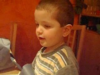 Noah ouvre les cadeaux de Pépé et Tatie