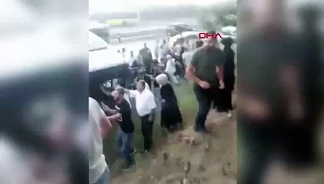 Yoldan çıkan İETT otobüsü kaza yaptı! Polis ve sağlık ekipleri olay yerinde
