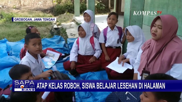 Atap Kelas Roboh, Puluhan Siswa di Grobogan Belajar Lesehan di Halaman Sekolah