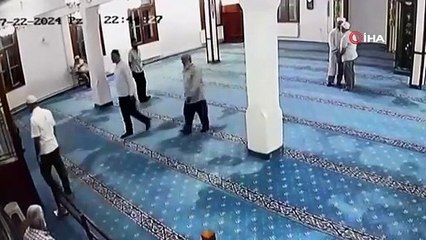 Kahraman imam kamerada: Camideki intihar girişimini böyle önledi