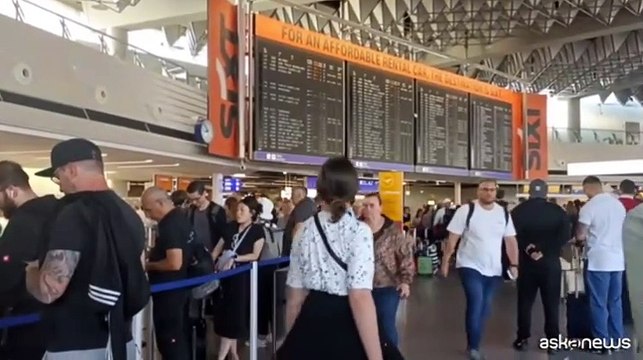 Protesta degli attivisti del clima, aeroporto di Francoforte nel caos