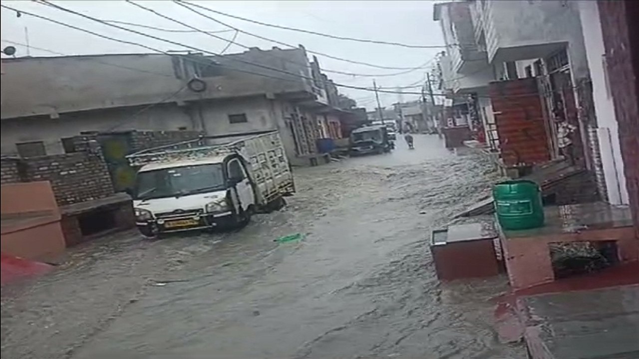Monsoon: छाता-रेनकोट लेकर चलें साथ...सड़कें बनी...