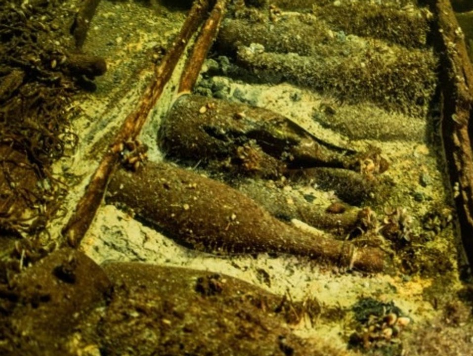 Taucher finden Champagnerflaschen auf dem Grund der Ostsee