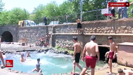 Diyarbakır'da çocuklar süs havuzunda, dönerciler buz kütlesi ile serinliyor