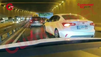 Konyada sağanak caddeleri göle çevirdi