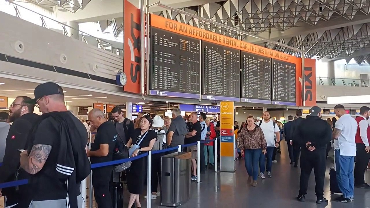 Klimaaktivisten legen Flugverkehr in Frankfurt zeitweise lahm