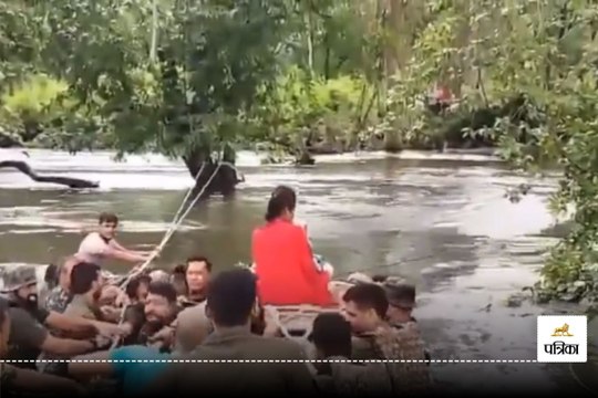 Bastar News: मानवता की मिसाल बने जवान, जान जोखिम में डालकर नवजात को बचाया, देखें Video
