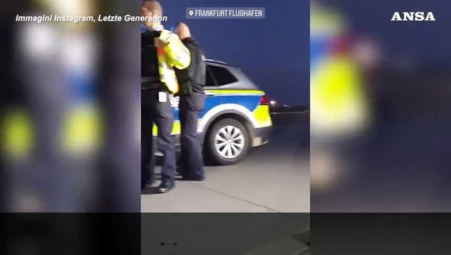 Intrusione degli attivisti per clima, l'aeroporto Francoforte si ferma