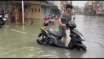 Strade e case allagate a Taiwan dopo il tifone Gaemi