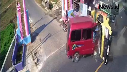 Detik-Detik Truk Bermuatan Ayam Hantam Minibus di Bangkalan, 5 Orang Luka Berat