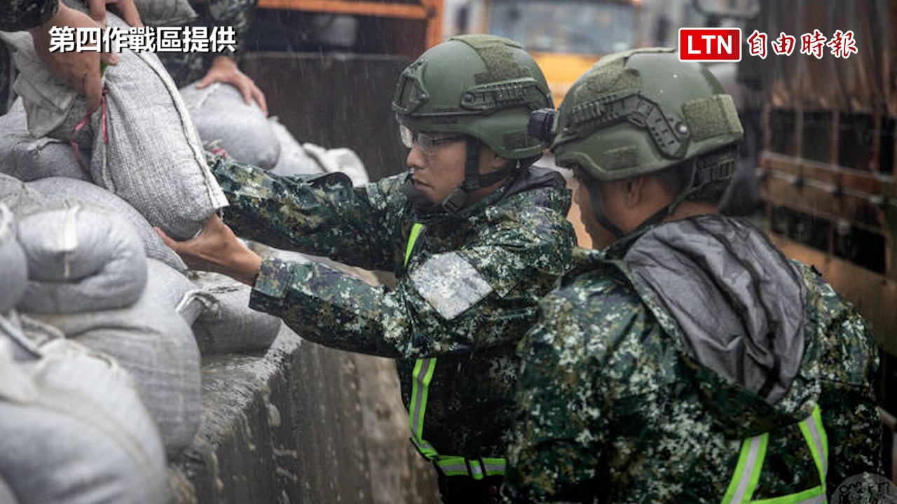 國軍投入救災 第四作戰區調度AAV7兩棲突擊車、膠舟支援（第四作戰區提供）