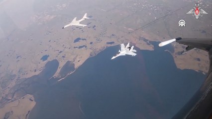 Скачать видео: Rusya ve Çin kuvvetleri pasifik suları üzerinde ortak hava devriyesi gerçekleştirdi