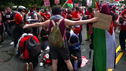 شاهد: شرطة الكابيتول ترش رذاذ الفلفل على متظاهرين ضد نتنياهو بالعاصمة واشنطن