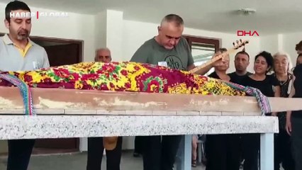 Annesinin cenazesinin başında sevdiği türküleri söyledi, duygu dolu anlar yaşadı