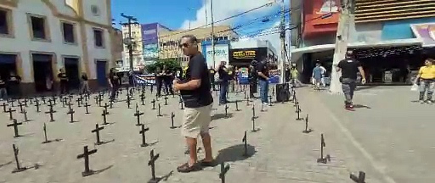 SINPOL coloca cruzes no Marco Zero de Caruaru em protesto na quarta (24)