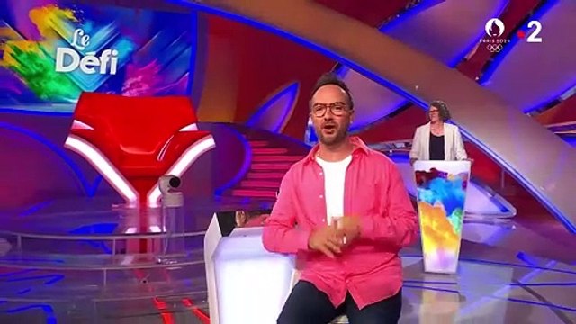 Passage de relais : Regardez Jarry en larmes, passant les commandes son émission Tout le monde veut prendre sa place à Cyril Féraud, sur France 2 - Vidéo