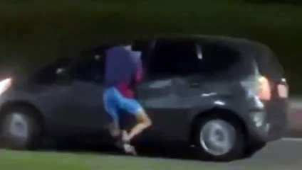 Polícia investiga imagens de homem sendo arrastado por carro em movimento na Zona Oeste do Rio