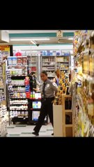 عواجيز عايزين يبقوا حراميه وبيسرقوا السوبر ماركت بس بيتمسكوا